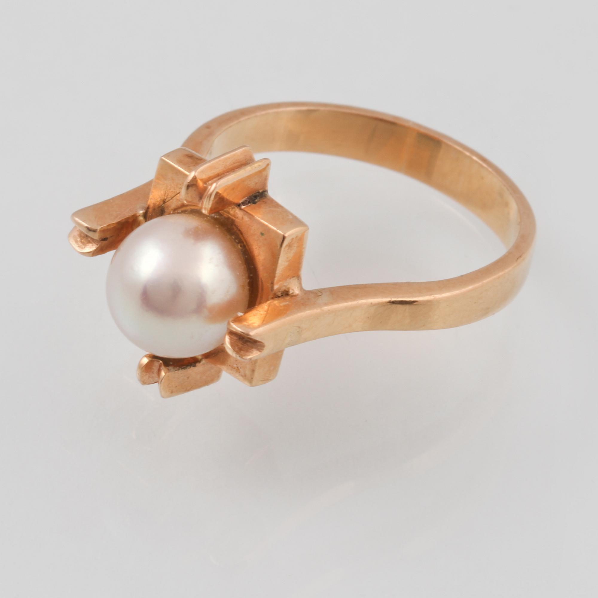 RING, 18K guld med odlad pärla, utländsk stämpel. Vikt 5,8 gram.