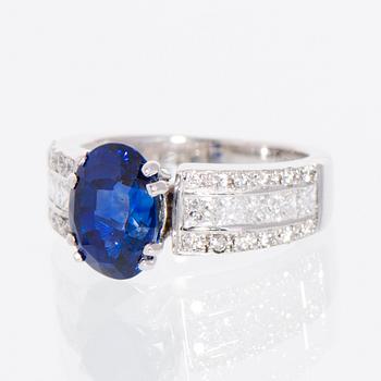 A RING, facetted sapphire, princess- and brilliant cut diamonds, 18K white gold.