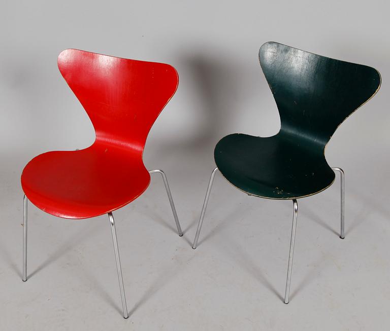 STOLAR, 2 st, Sjuan, Arne Jacobsen för Fritz Hansen, 1971 samt 1970.