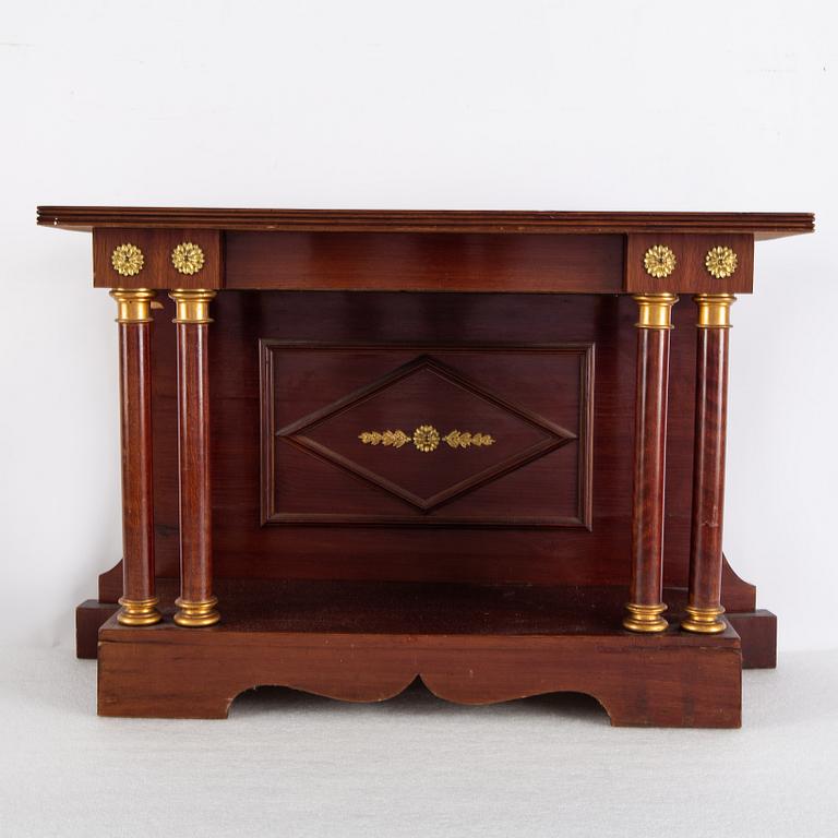 Spegel med konsolbord, eklektisk stil, sekelskifte 1900.