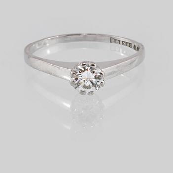 RING, 18K vitguld med briljantslipad diamant, 0.45 ct, Örns Juvelatelje, Göteborg, 1970. Vikt 2,4 gram.