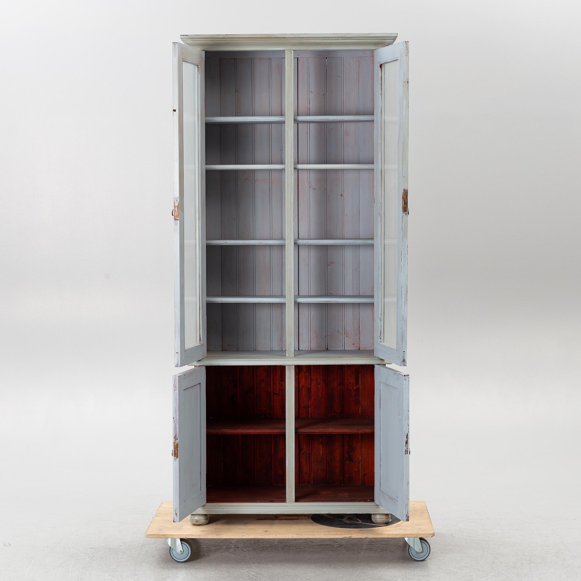 Vitrinskåp, 1900-talets början.