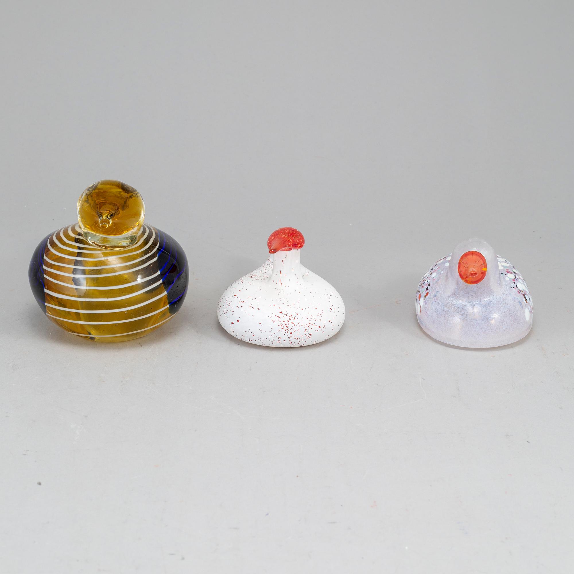 Three glass birds, incl. Bertil Vallien, Kosta.