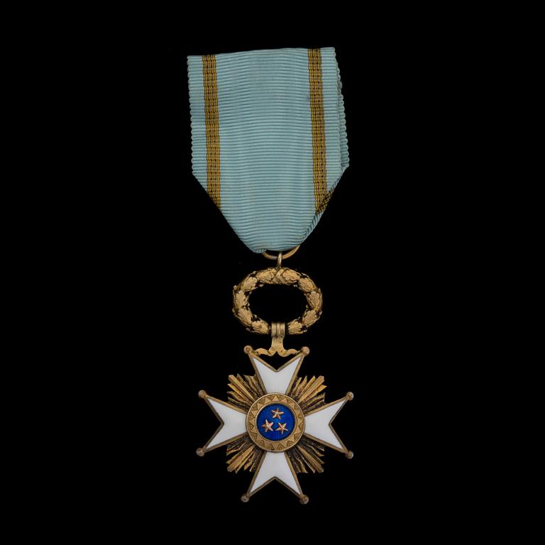 KUNNIAMERKKI, Kolmen Tähden ritarikunta, ritarimerkki, kullattua hopeaa. Latvia 1924-30-luku.