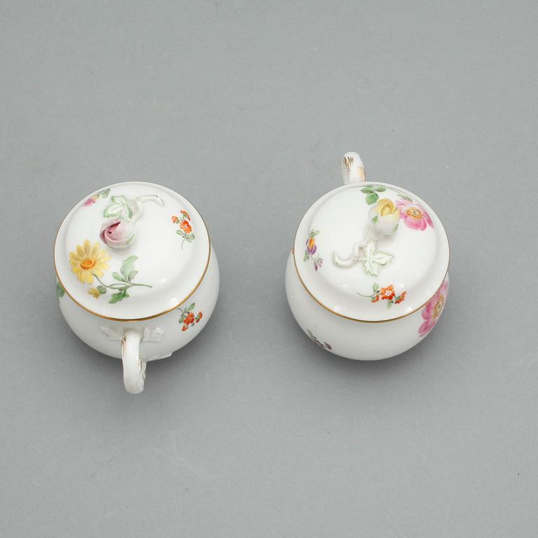 452324. CREMEKOPPAR MED LOCK, ett par, porslin, Meissen, märkta undertill.