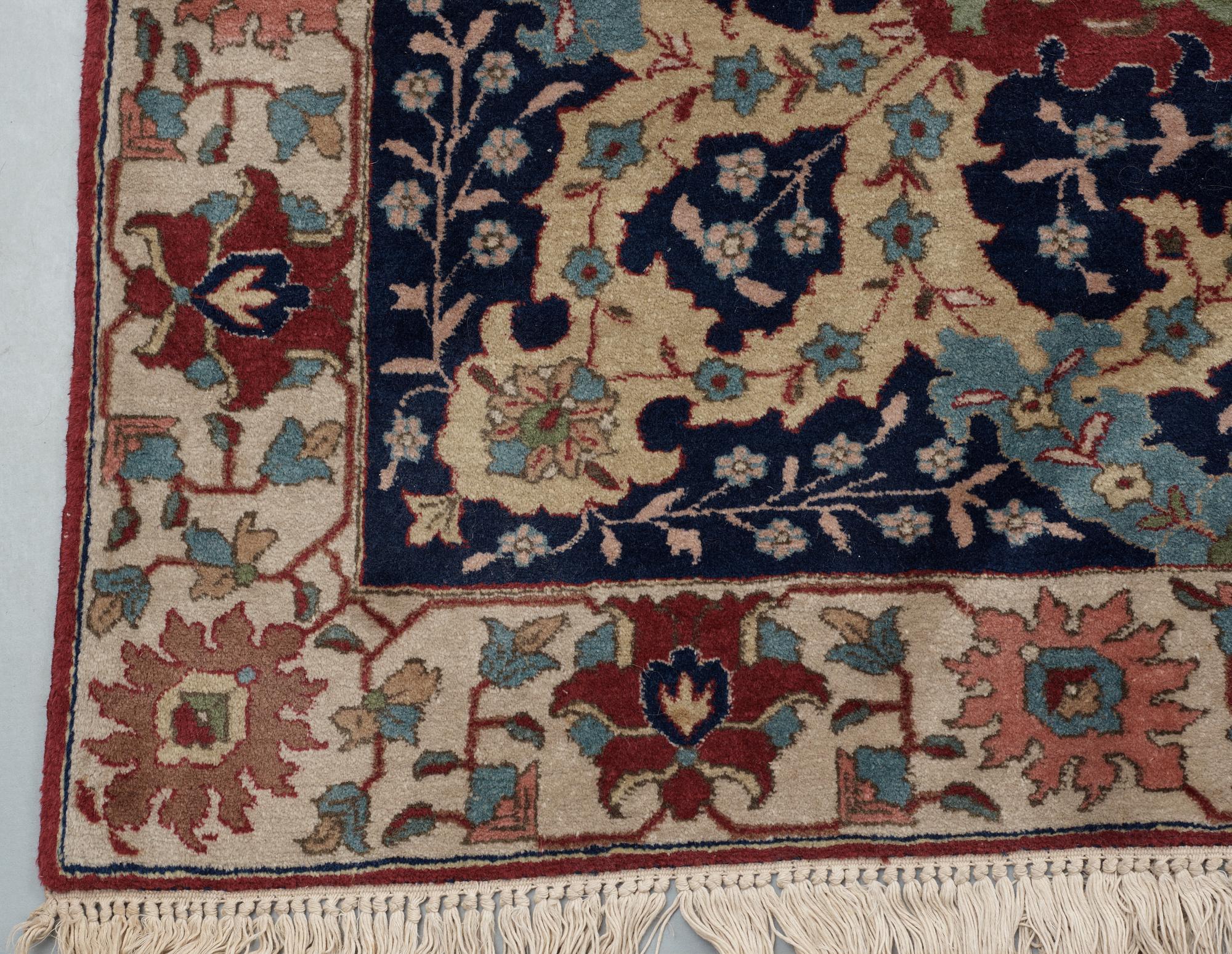 SEMI-ANTIQUE TABRIZ, signerad PETAG. 556 x 390,5 cm.