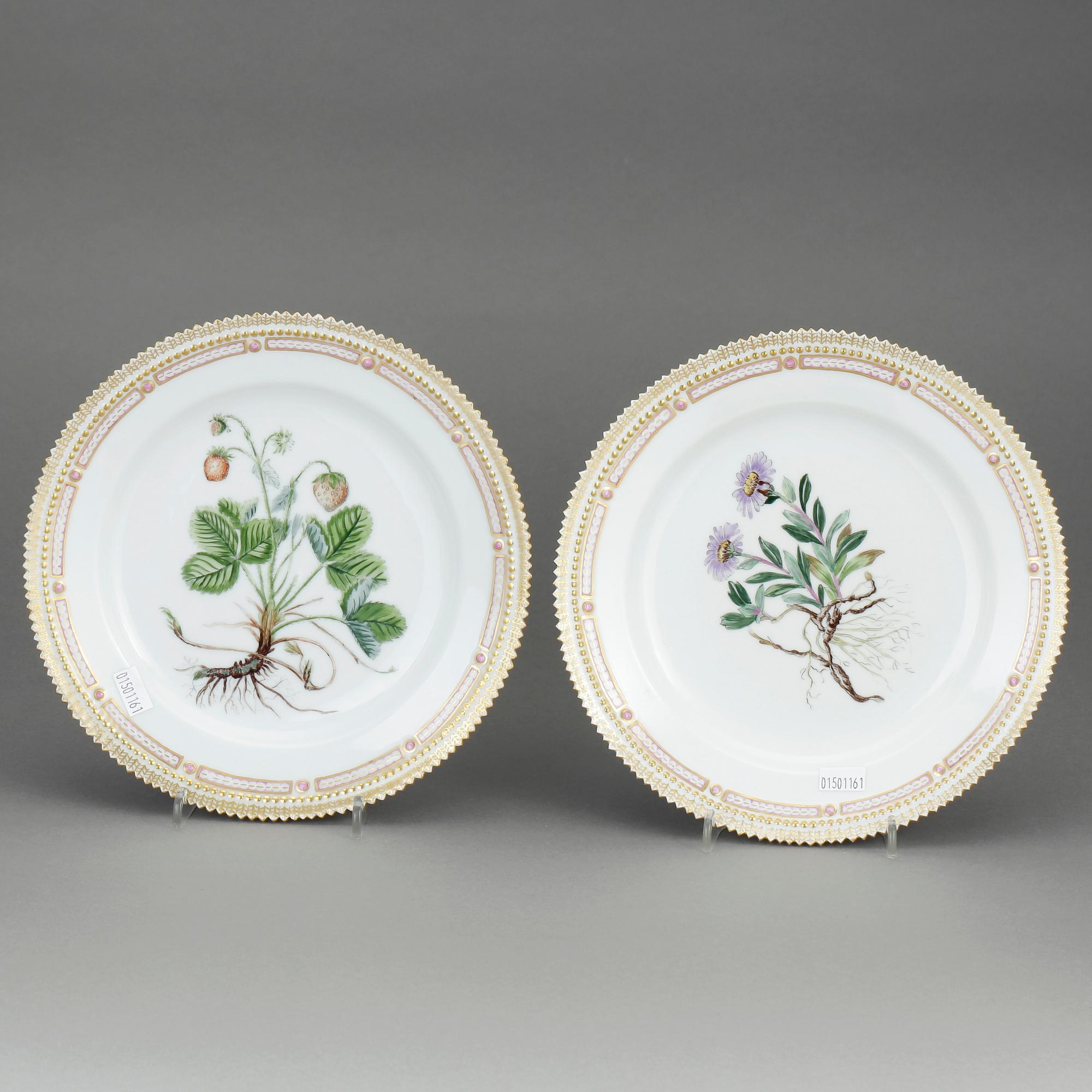 TALLRIKAR, 2 st, porslin, "Flora Danica", Royal Copenhagen.