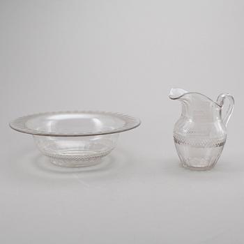 TVÄTTFAT OCH KANNA, glas, tidigt 1800-tal.