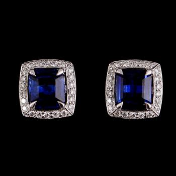 ÖRHÄNGEN, 1 par, 18 k vitguld, safirer totalt 2.75 ct samt briljantslipade diamanter.