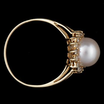 RING, 18k guld, odlad pärla med krans av mindre briljantslipade diamanter. Vikt ca 2,4 gram.