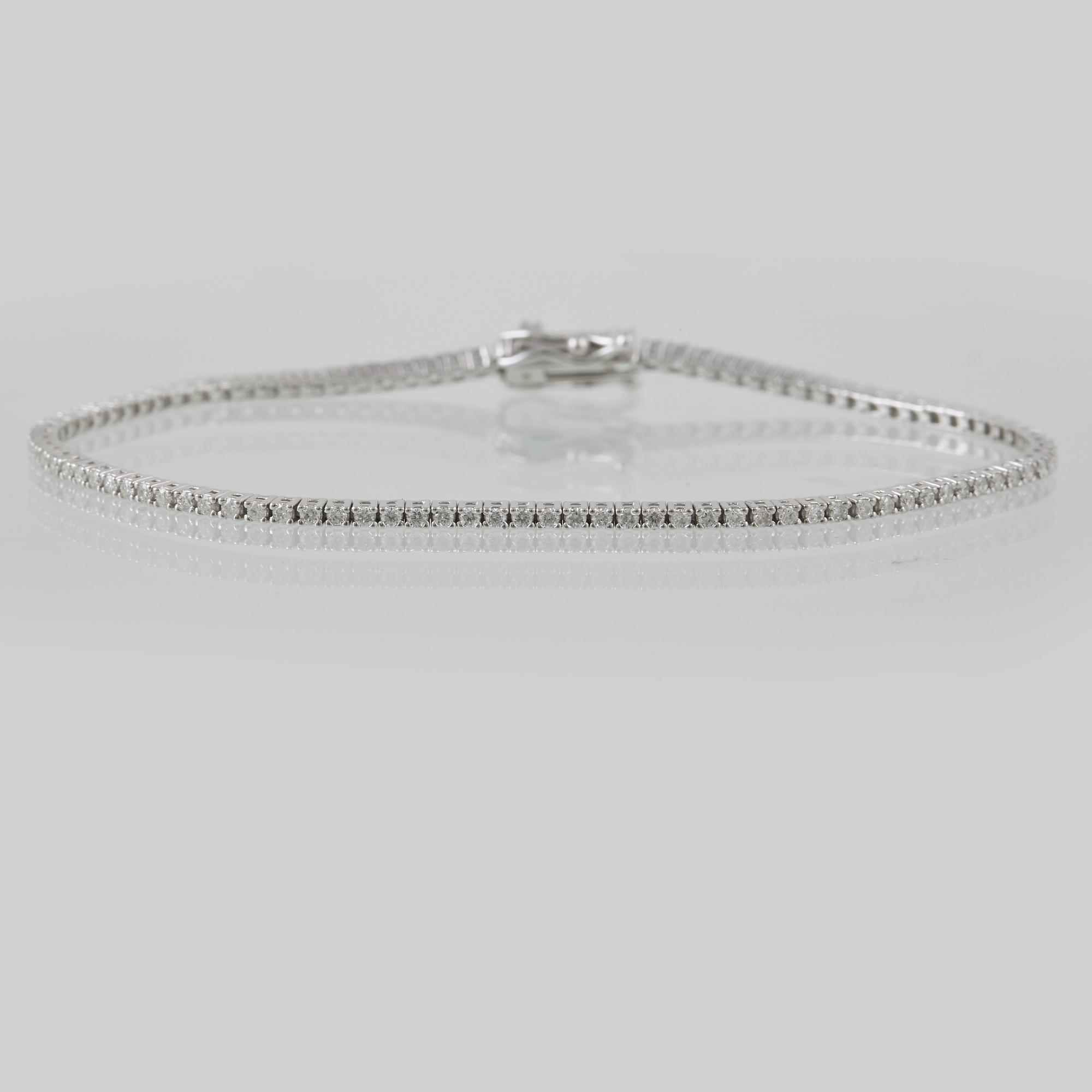 ARMBAND, 18K vitguld med briljantslipade diamanter ca 1.16 ct. Vikt 5,3 gram.