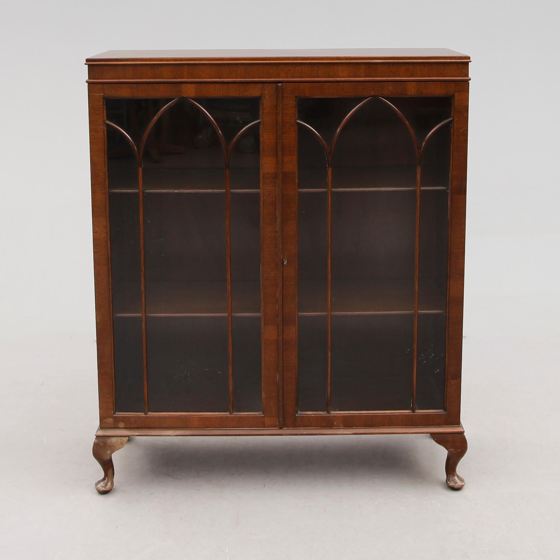 VITRINSKÅP, England, 1900-talets första hälft.