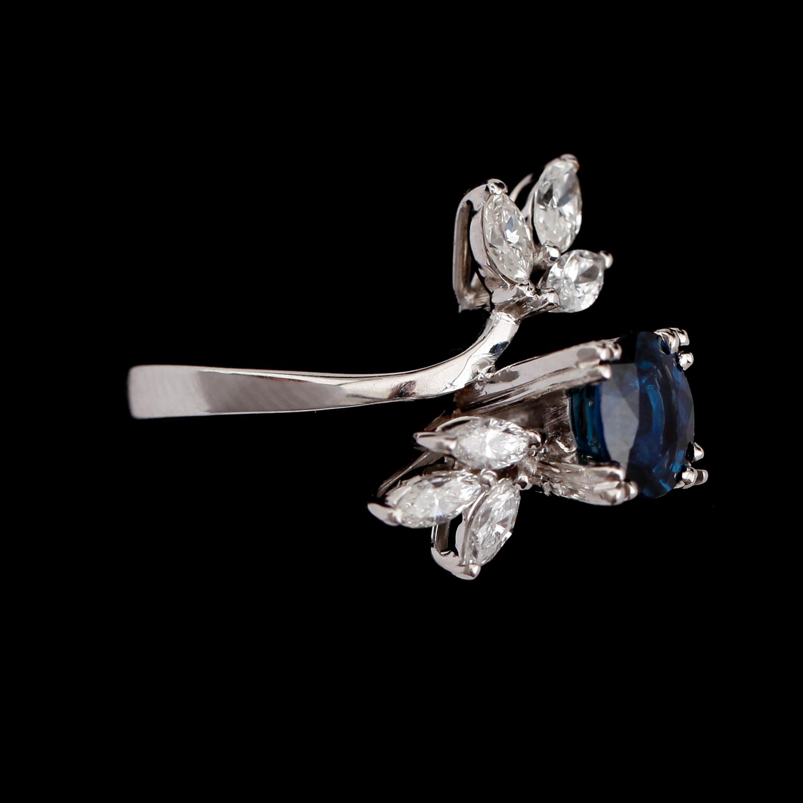 RING, 18 k vitguld, safir ca 2.00 ct, briljantslipade diamanter tot ca 0.44 ct.