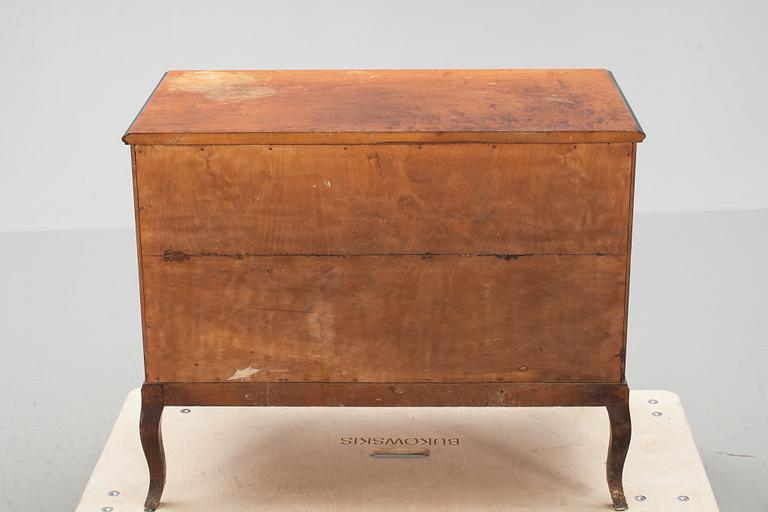 BYRÅ, art deco, 1900-talets första hälft. Säljes till förmån för "Läkare utan gränser".