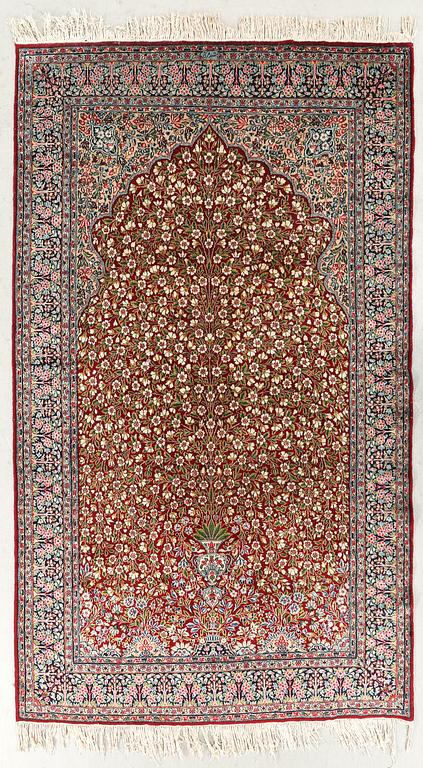 A semiantique Kerman carpet ca 270x155 cm.