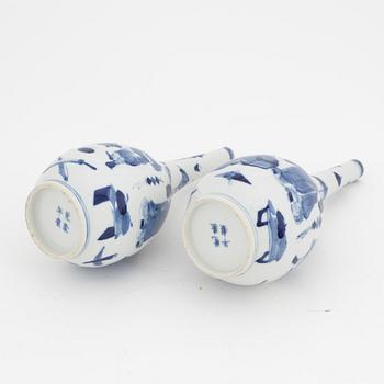 A pair of blue and white vases, Qing dynasty, 19th Century.