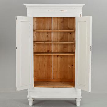 KLÄDSKÅP, gustaviansk stil, 1900-talets början.