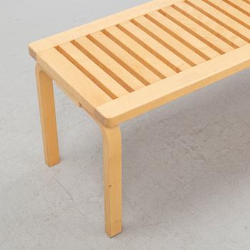 Alvar Aalto, bänk, modell 153A, Artek, Finland.