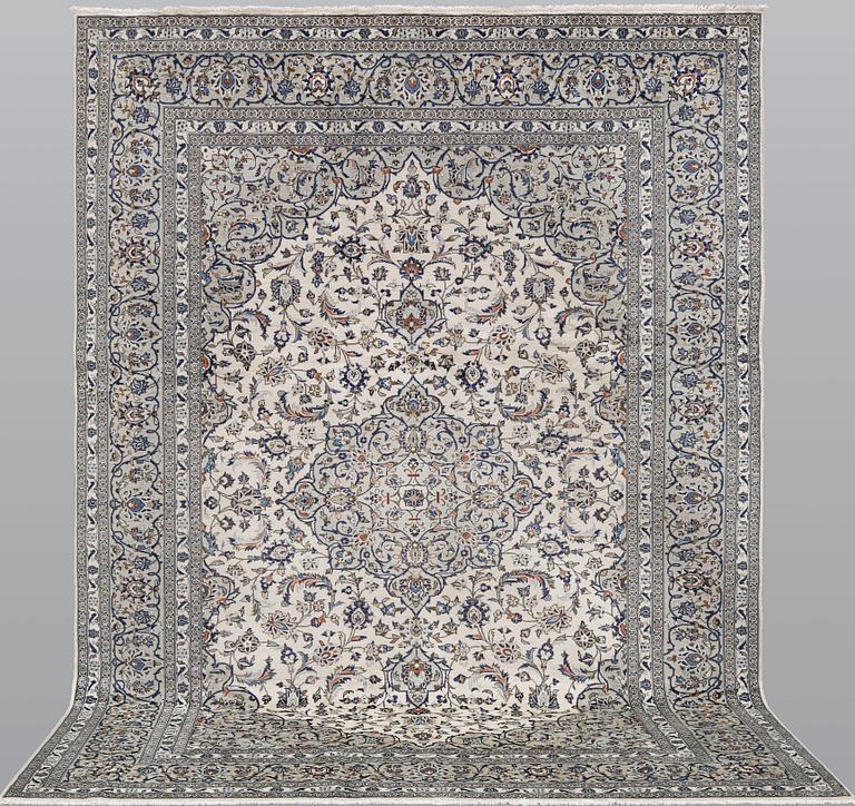 A Kashan carpet, ca 360 x 250 cm.