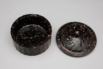 SMÖRASK, porfyr, Älvdalen, empire, 1800-talets första hälft.