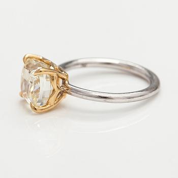 An 18K gold ring with a ca. 3.18 ct cushion cut diamond according to GIA certificate.