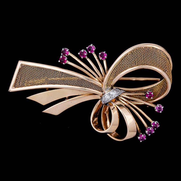 BROSCH, 18k guld med cabochonslipade röda stenar och diamanter. Möjl Frankrike, 1900-talets mitt. Vikt 11,5g.
