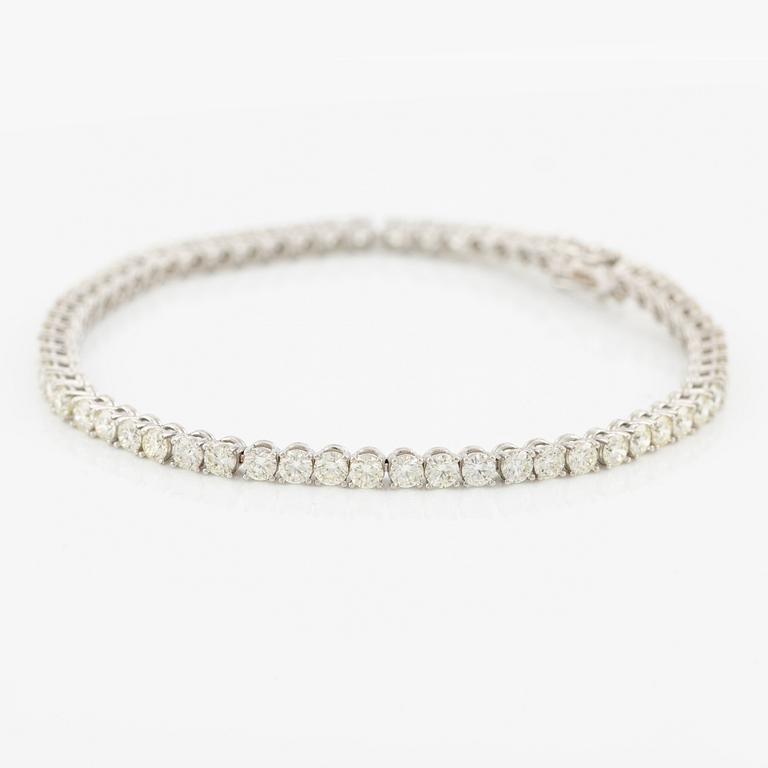 Tennis bracelet in 18K gold with round brilliant-cut diamonds.