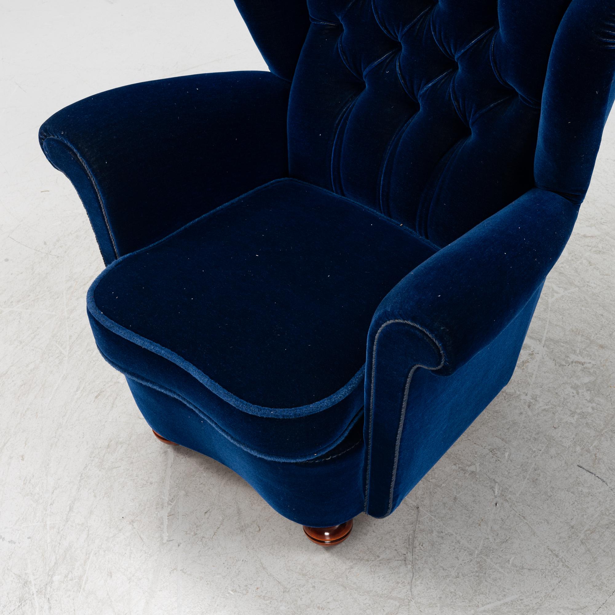 A 1940s lounge chair.
