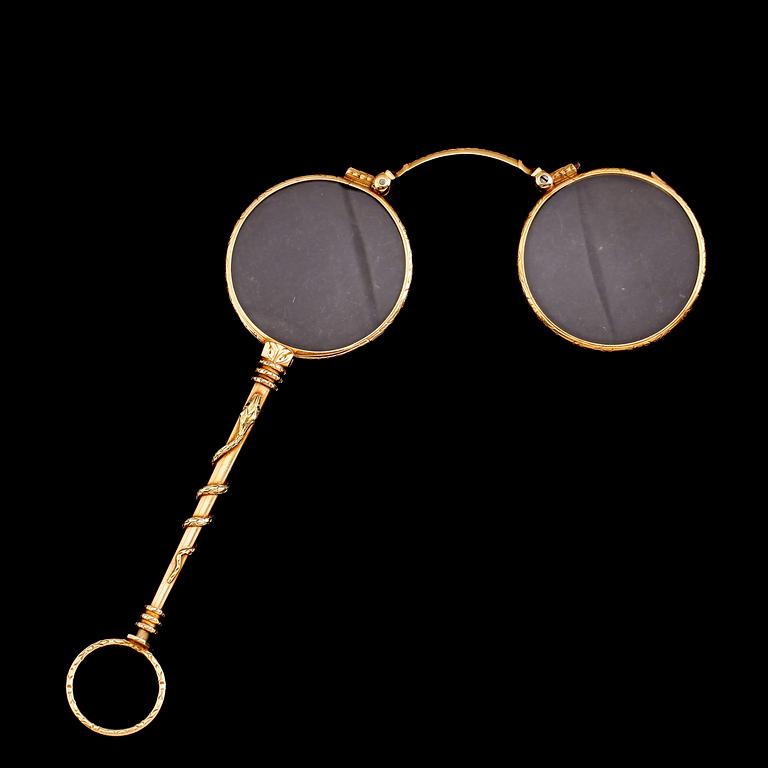 LORGNETTE, 18 k guld (750), 1900-talets första hälft. Total vikt ca 28 gram.