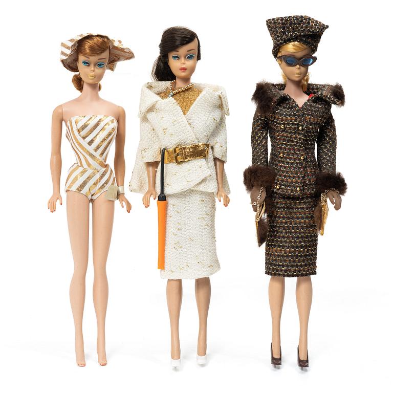 Barbiedockor, 3 st, samt kläder och accessoarer, Mattel, 1960-tal.