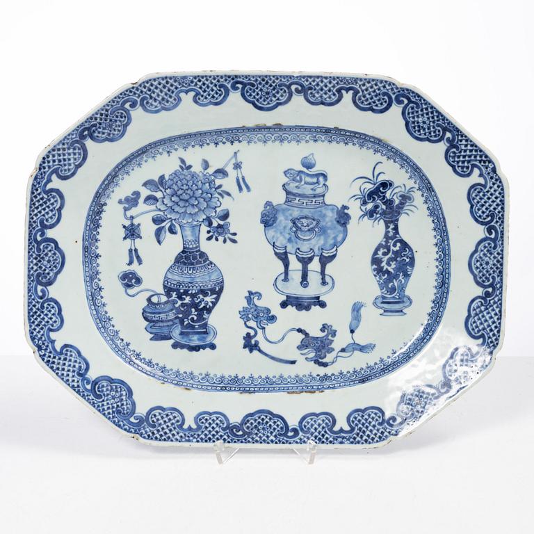 A blue and white 'antiques' serving dish, Qing dynasty, Qianlong (1736-95).