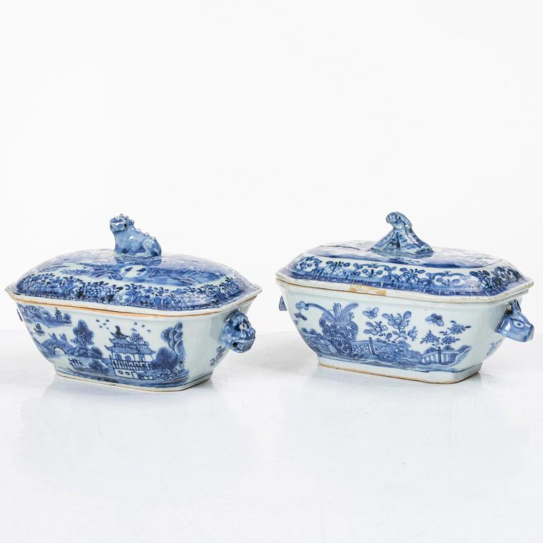 Fat samt smörterriner med fat, 2 st, porslin, Kina, Qianlong (1736-95).