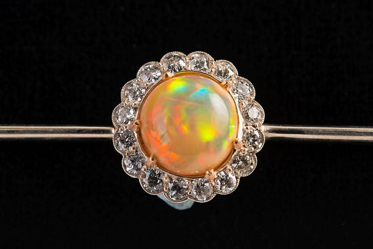 BROSCH, Briljantslipade diamanter ca 0.65 ct, Opal 10 mm.
14K guld. Ostämplad. Längd 85 mm, vikt 8,2 g.