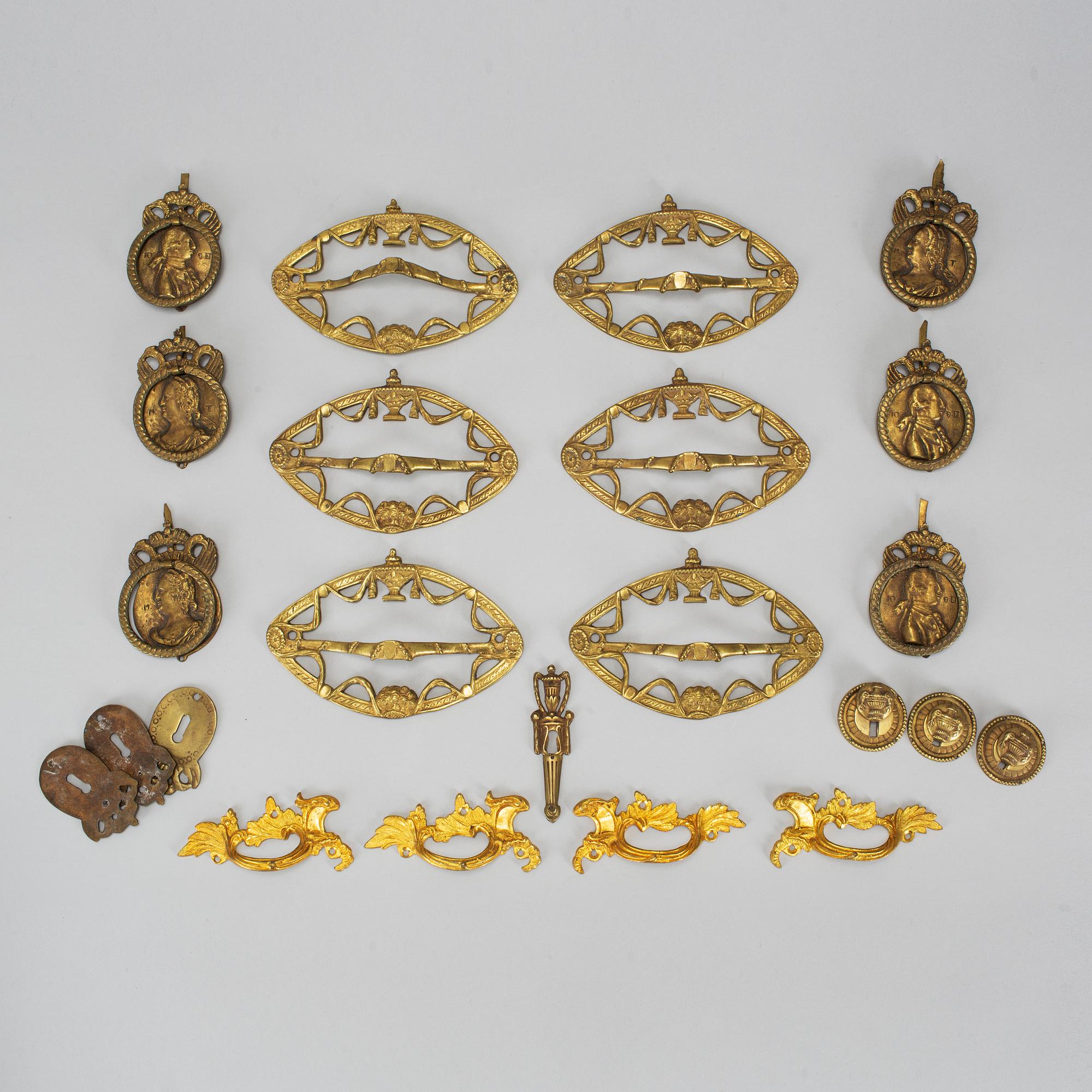 23 brass pieces, 19/20th century.