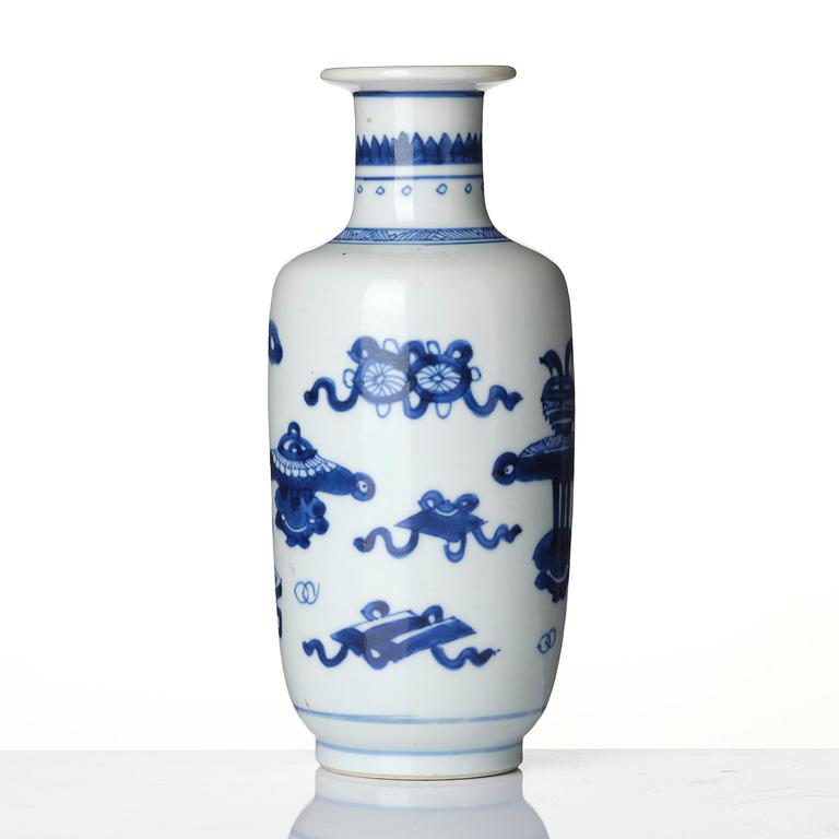 A blue and white roleau vase, Qing dynasty, Kangxi (1662-1722).