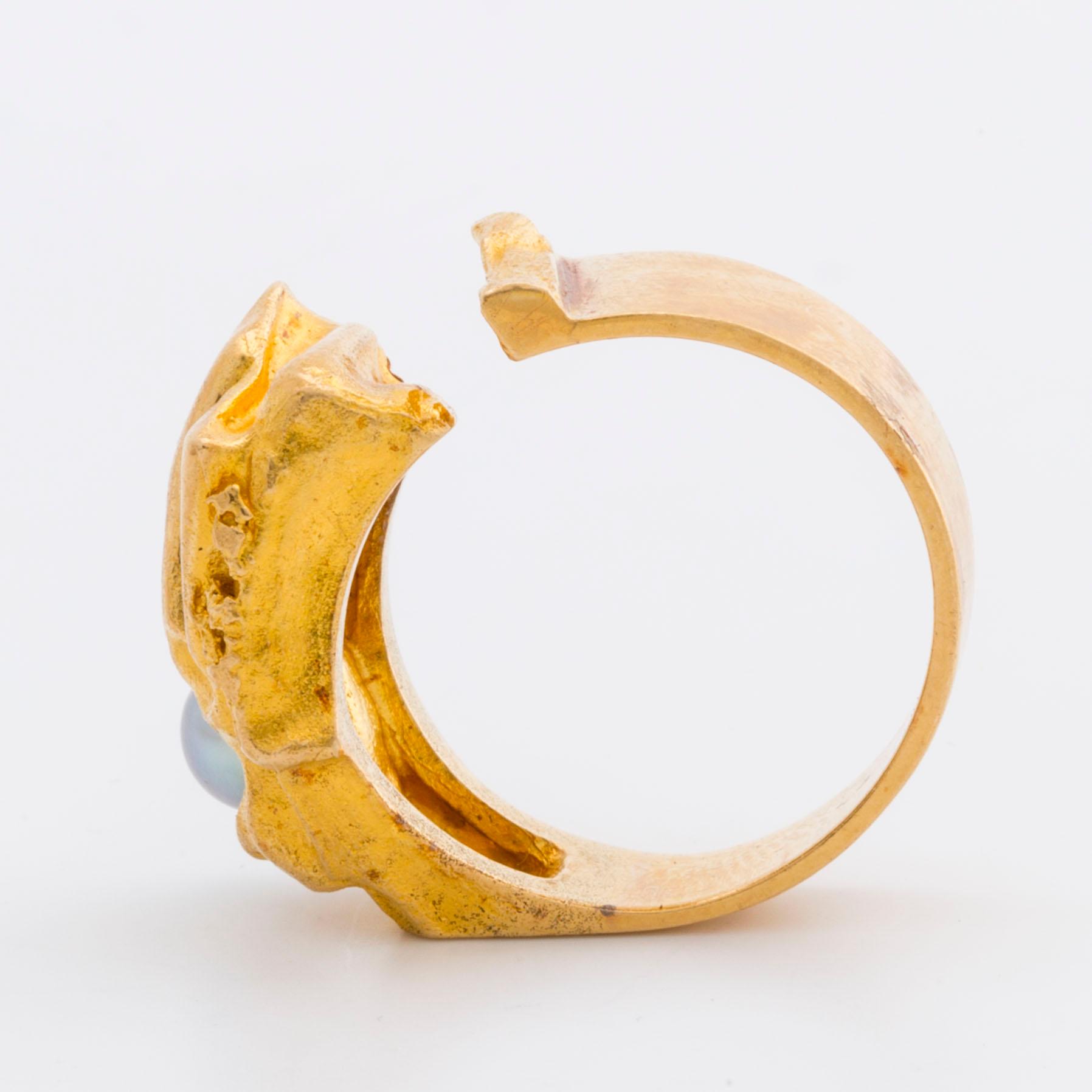 LAPPONIA RING 18K gold w 1 cultured pearl approx 5 mm, design Björn Weckström 1973 "Ukkoshelmi", hallmark Finland.