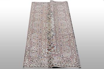 A carpet, Kashan, ca 292 x 202 cm.