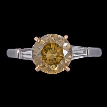 1034. RING, cognacsfärgad briljantslipad diamant, 2.08 ct med trapezslipade diamanter, tot. 0.28 ct.