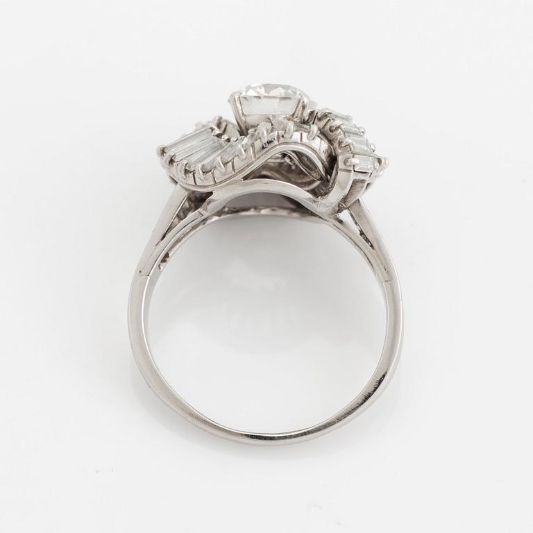 Boucheron ring platina med en rund briljantslipad diamant vikt ca 1.25 ct kvalitet ca H vvs.