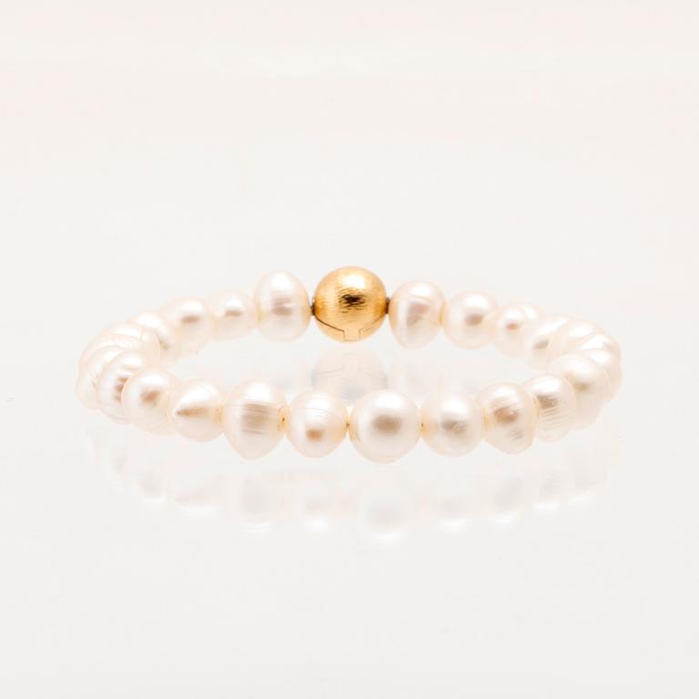 Ole Lynggaard, odlade pärlor 2 st collier samt ett armband och lås i 18K guld.