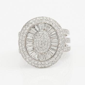 Ring/Cocktail ring in 18K white gold with baguette-cut and round brilliant-cut diamonds.