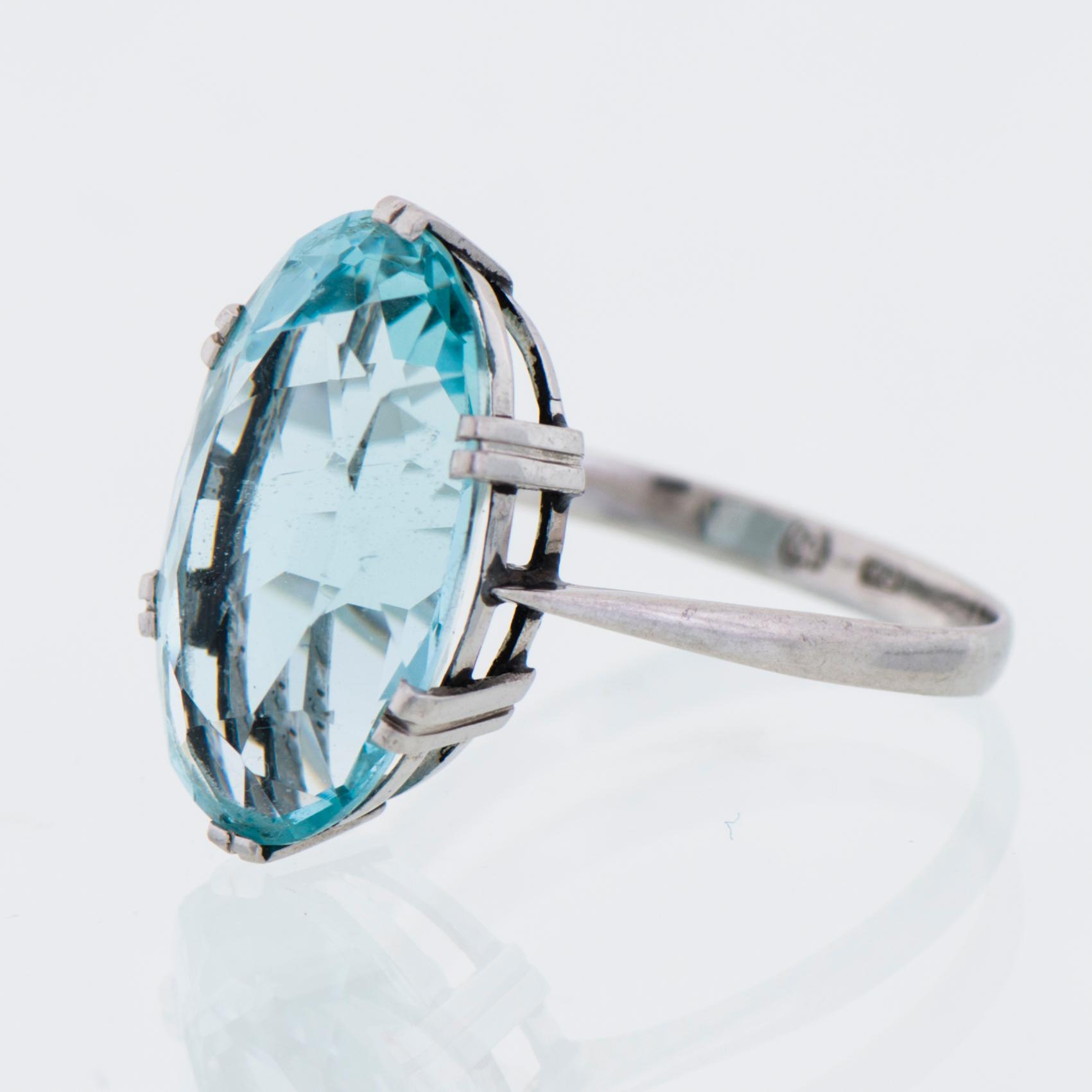 ÖRHÄNGEN, RING och BROSCH, fasettslipade akvamariner, platina.