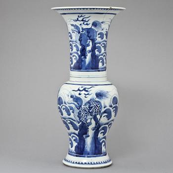 A blue and white vase, Qing dynasty, Kangxi (1662-1722).