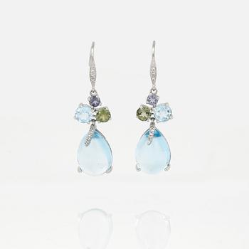 ÖRHÄNGEN, ett par, 14K vitguld med blå topaser, små diamanter, ioliter och peridoter. Total vikt ca 5,51 g.