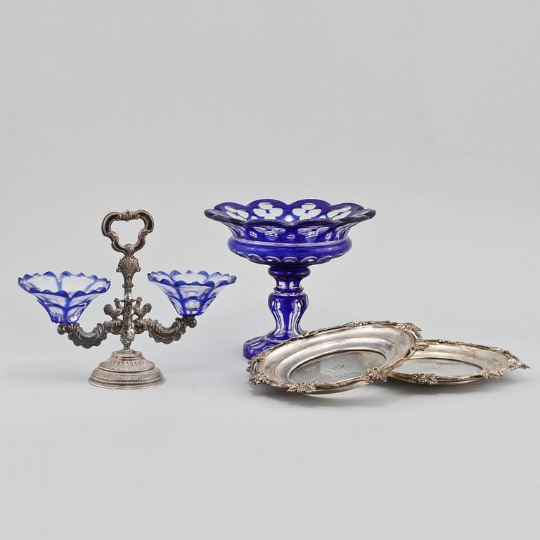 SKÅL, UPPSATSSKÅL samt COASTERS, ett par,  glas samt nysilver, 1900-talets första hälft.