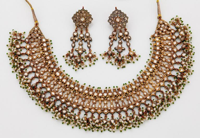 An Indian demi parure comprising a necklace and a pair of earrings.