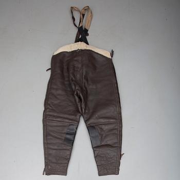 MOTORCYKELBYXOR, brunt läder samt päls, 1900-talets mitt.