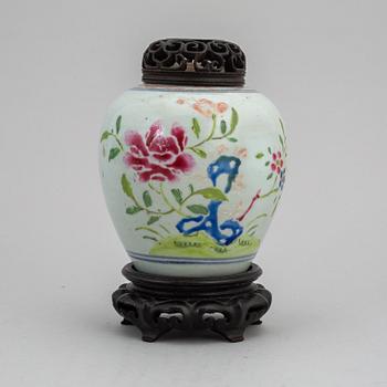 A famille rose tea caddy, Qing dynasty, Qianlong (1736-95).