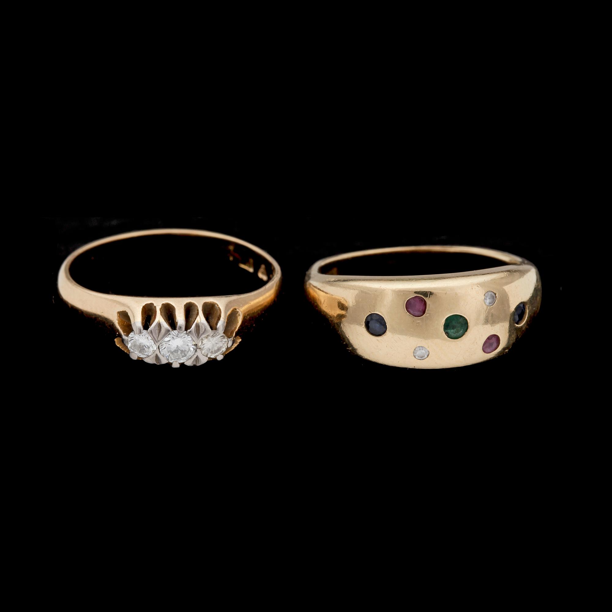 RINGAR, 2 st. 18k guld med briljantslipade diamanter, smaragder, olikfärgade safirer mm. Tot 7 gram.