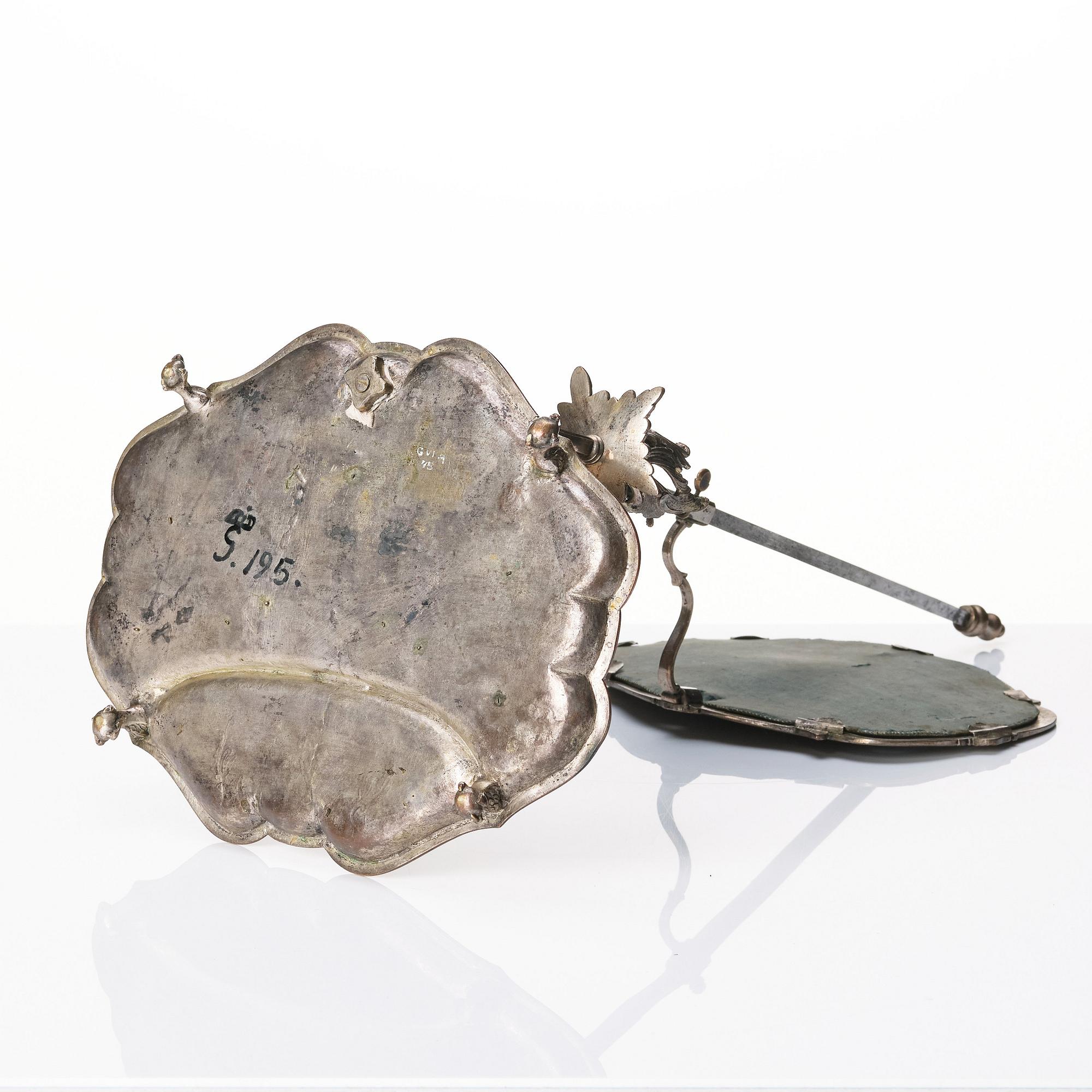 Kungligt skrivställ, för två ljus, argent haché, av Anders Högberg, Stockholm (stämplade 1768). Rokoko.